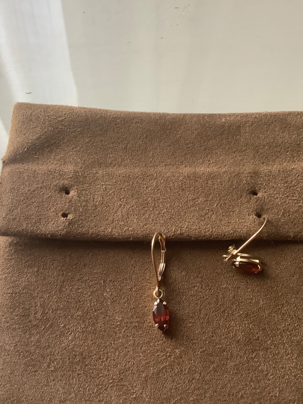 Gold drop earrings with red stone - Picture 4 of 6